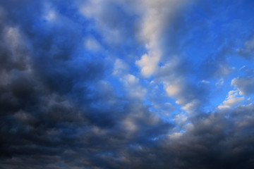 Obraz premium Blue sky with colorful clouds