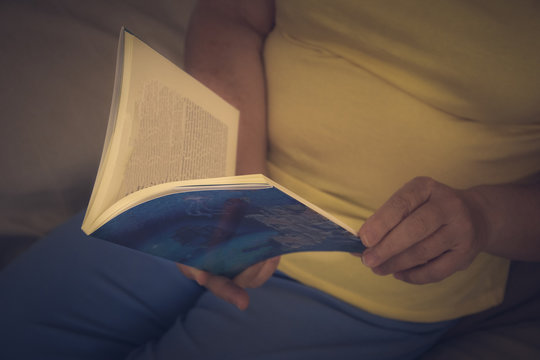 Per&iacute;odo de descanso usado para leer un libro.