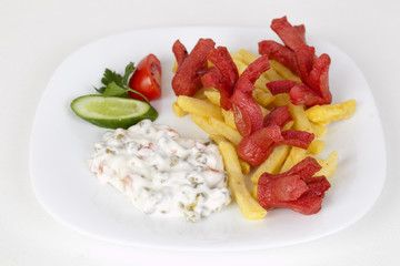 sousage vith fresh vegetable salad on a plate