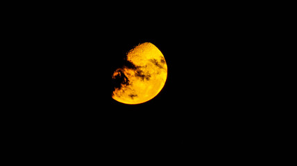La luna en su inmensa soledad