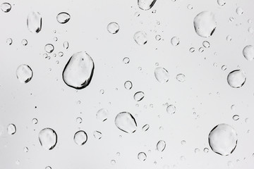 Nahaufnahme von Regentropfen auf einer Glasscheibe