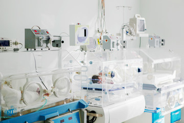 Obraz na płótnie Canvas Newborn baby in hospital incubator.