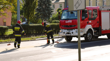Wóz strażacki biorący udział w akcji. - obrazy, fototapety, plakaty