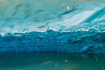 Eishöhle unter Mendenhall Geltscher