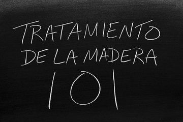 Obraz premium The words Tratamiento De La Madera 101 on a blackboard in chalk. Translation: Woodworking 101