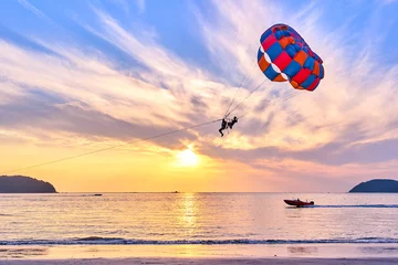 Photo sur Aluminium Sports aériens Le parachute ascensionnel au coucher du soleil