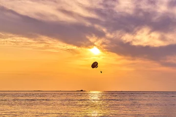 Vlies Fototapete Luftsport Parasailing bei Sonnenuntergang