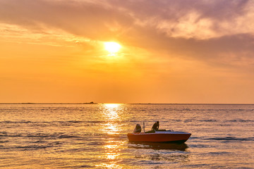 Naklejka premium Idyllic sunset ocean bay view