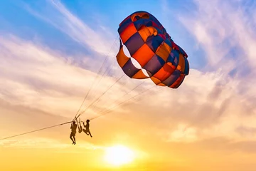 Crédence de cuisine en verre imprimé Sports aériens Le parachute ascensionnel au coucher du soleil