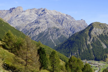 Fototapeta na wymiar Wanderung um Valle di Federia, Blick hinaus auf Livigno