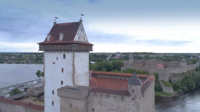 3263_The_view_of_the_tower_of_the_old_castle_in_Narva_Estonia.mov