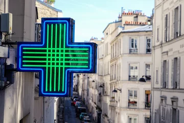 Gordijnen Medisch kruis van apotheek in Montmartre . in Parijs © Joachim Martin