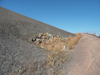 Bergehalde bei Ensdorf im Saarland - mit Saarpolygon - ein weit sichtbares Wahrzeichen 
