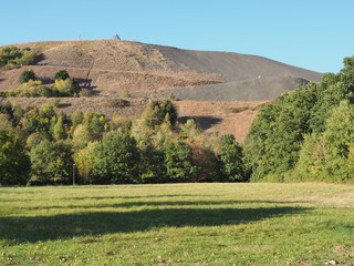 Bergehalde bei Ensdorf im Saarland - mit Saarpolygon - ein weit sichtbares Wahrzeichen 
