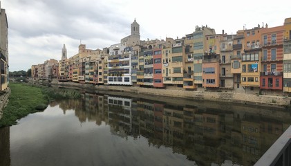 Fototapeta na wymiar Reflejos en panoramica Girona