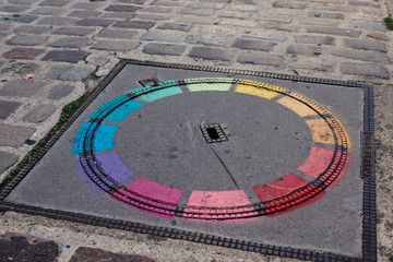 Trappe d'égout arc-en-ciel à Paris