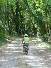 Femme sur petit vélo