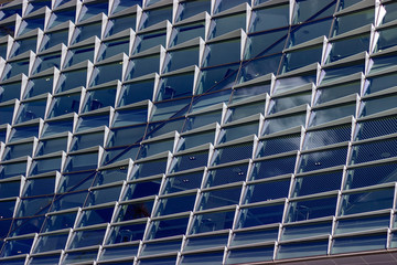 Modernes Glas Geb&auml;ude mit blauem Himmel