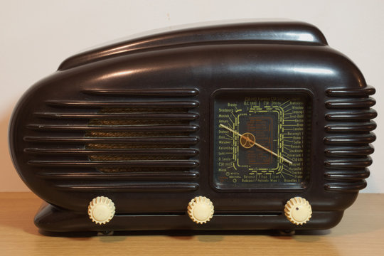 OLD radio with thermionic valve