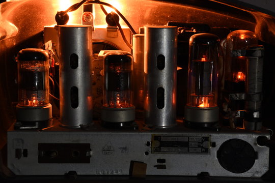 OLD radio with thermionic valve