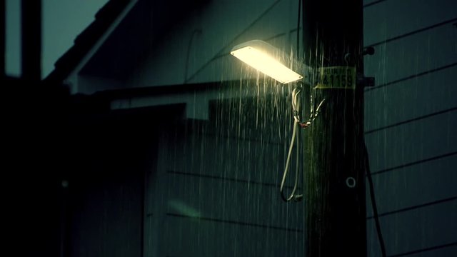 夜の激しい雨〜街灯の明かりに冷たく照らされる