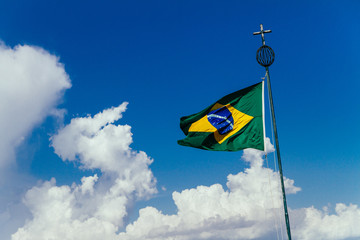Brasilianische Flagge weht im Wind