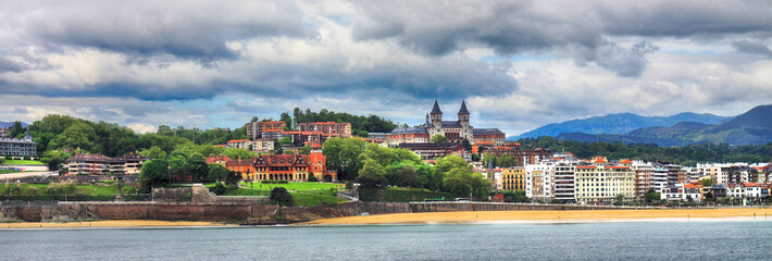 PANORÁMICA DE CIUDAD COSTERA