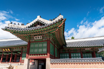 Obraz premium The Korea traditional architecture have a beauty of both colorful and curve under blue and high sky in autumn. Here is Gyeongbokgung Palace where is one of the famous places to tourist who visit Korea