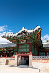Obraz premium The Korea traditional architecture have a beauty of both colorful and curve under blue and high sky in autumn. Here is Gyeongbokgung Palace where is one of the famous places to tourist who visit Korea