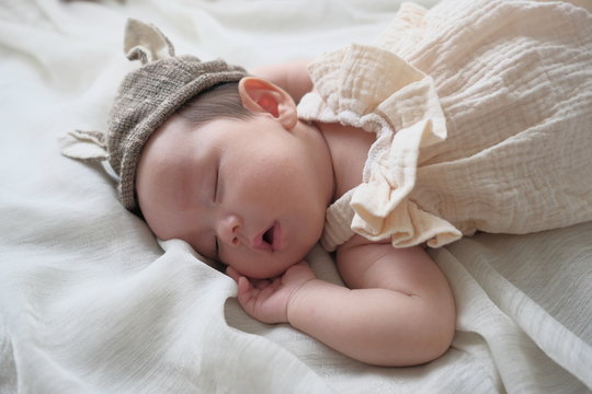 帽子をかぶって眠る赤ちゃん Sleeping newborn baby