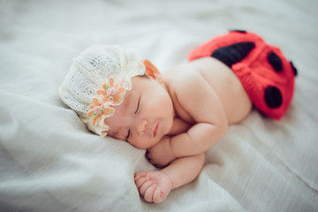 帽子をかぶって眠る赤ちゃん Sleeping newborn baby