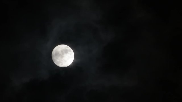 月　流れる雲
