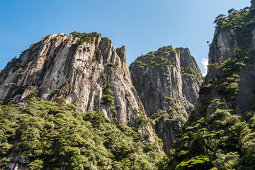 Fototapeta premium stunning rock formation at the peaks of Mount SanQiang on a sunny day