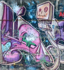 Fragment von Graffiti-Zeichnungen. Die alte Wand ist mit Farbflecken im Stil der Straßenkunstkultur dekoriert. Farbige Hintergrundtextur in violetten Tönen © mehaniq41