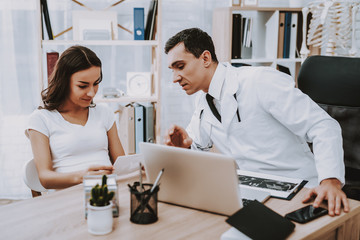 Obraz premium Doctor. Pregnant Girl. Clinic. Motherhood. Laptop.