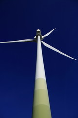 Aufnahme einer Windkraftanlage von unten Richtung Turbine