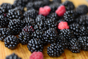 blackberries and raspberries, blackberries and raspberries on the board, circle of BlackBerry, healthy food