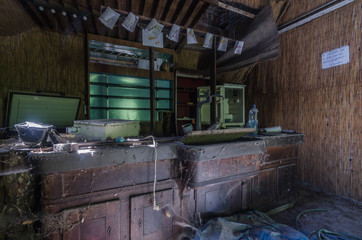 verlassene bar mit teile und staub