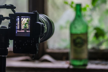 kamera mit weinflasche und fenster