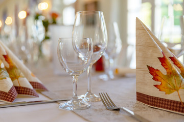 Weingläser mit romantischer Tischdeko