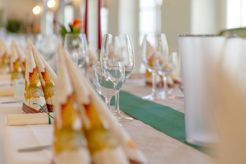 schön eingedeckte Festtafel