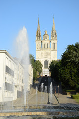 Brunnen und Kathedrale in Angers