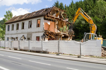 Hausabbruch (Kran) - Absperrung (Zaun)
