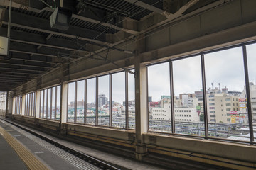 Fototapeta na wymiar 新幹線のホームからの風景