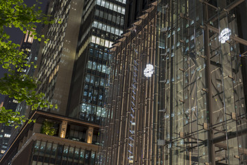 ビルのガラスに映った時計