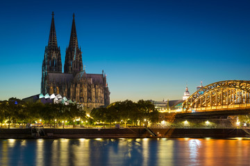 Dom und Hohenzollernbrücke in Köln am Abend