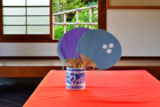 「扇ぐ」の写真素材 | 6,505件の無料イラスト画像 | Adobe Stock