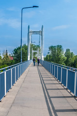 Ludzie spacerujący na moście, Wrocław
