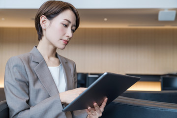 タブレットを持つ女性 © metamorworks