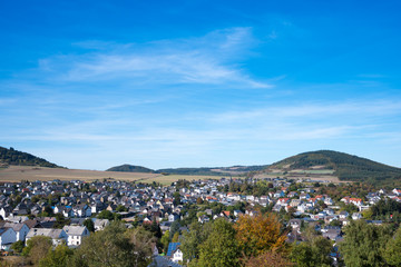 Fototapeta na wymiar Dorf oder Kleinstadt mit blauem Himmel und Landschaft